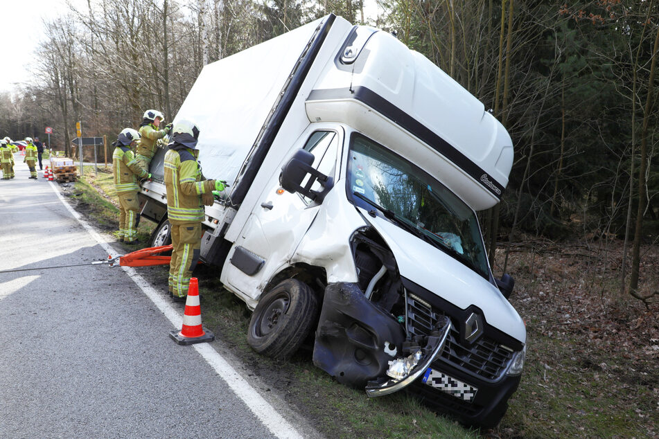 Der Renault-Kleinlaster kam nach dem Crash von der Straße ab.