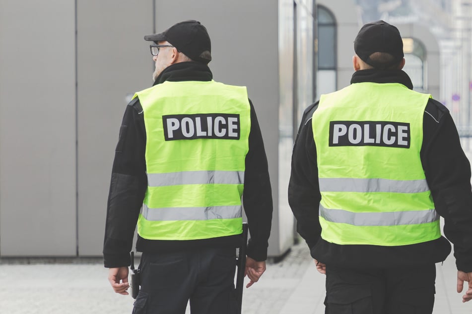 Die Polizei hat ein 13-jähriges Mädchen festgenommen, das nun wegen Mordes angeklagt wird. (Symbolbild)