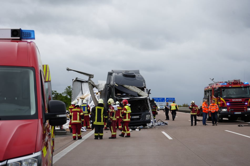 Insgesamt vier Lkw waren an dem Unfall beteiligt.