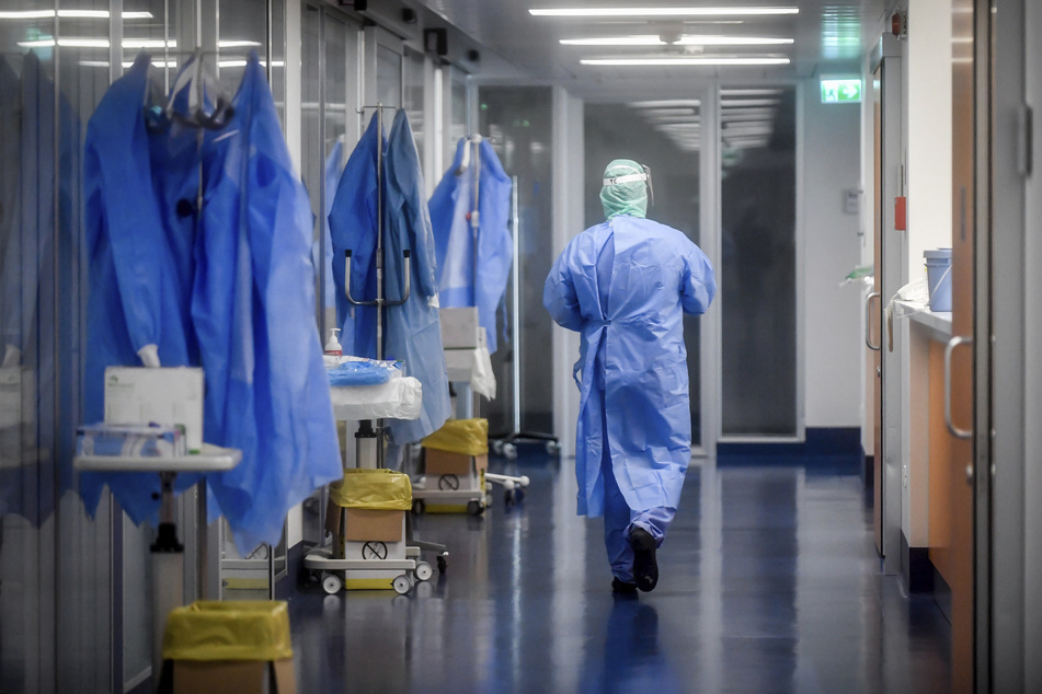 Ein Mitglied des medizinischen Personals geht auf dem Korridor der Intensivstation des Krankenhauses von Brescia entlang.