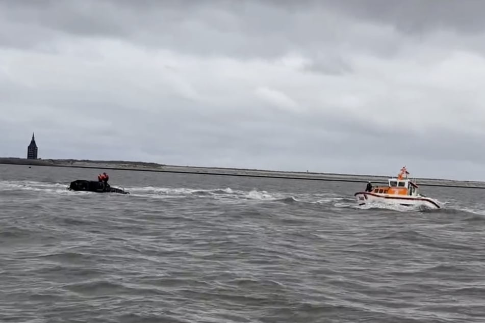 Das Seenotrettungsboot "Fritz Thieme" kam bis auf wenige Meter an die Schiffbrüchigen heran, konnte sie aber nicht retten.