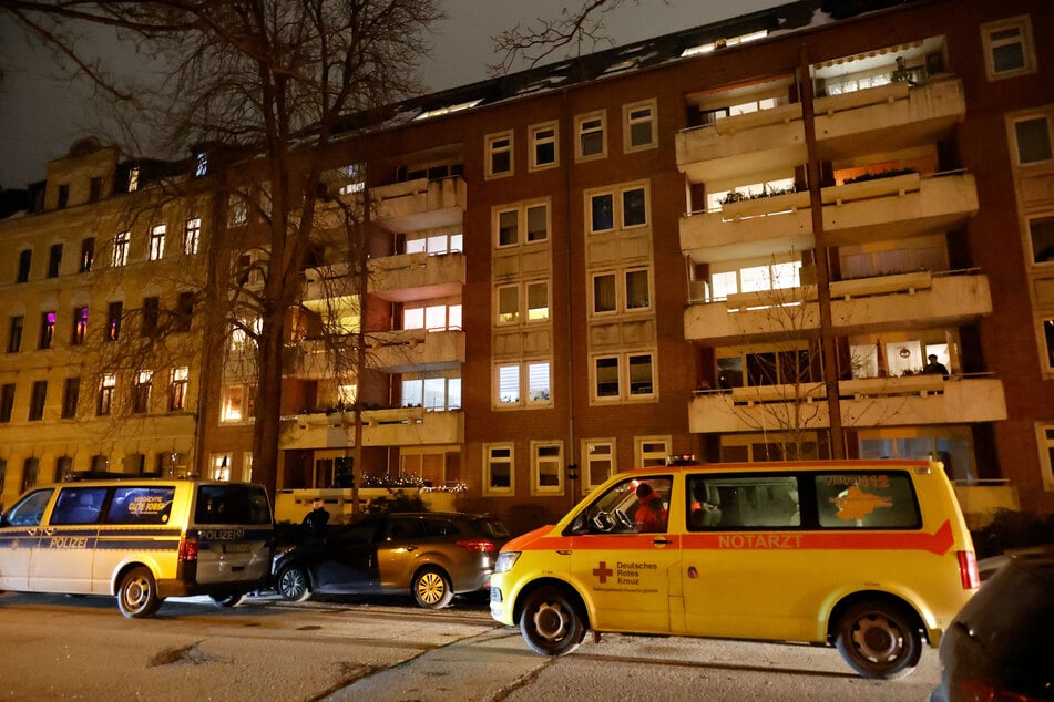 Die Further Straße in Chemnitz: In diesem Haus attackierte der Mann seine Partnerin. Polizei und Rettungskräfte rückten an.