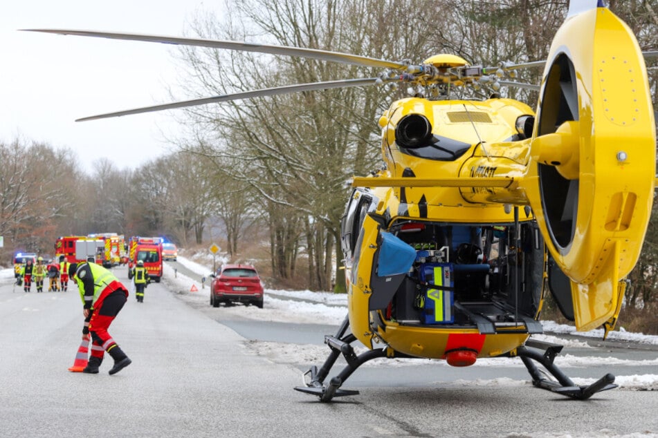 Eine beteiligte Autofahrerin musste mit einem Rettungshubschrauber ins Krankenhaus geflogen werden.