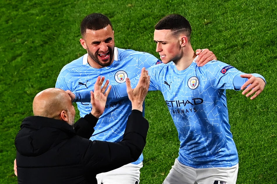 Phil Foden (r.) und Riyad Mahrez (M.) schossen Manchester City beim BVB zum Auswärtssieg und ins Halbfinale der Champions League.