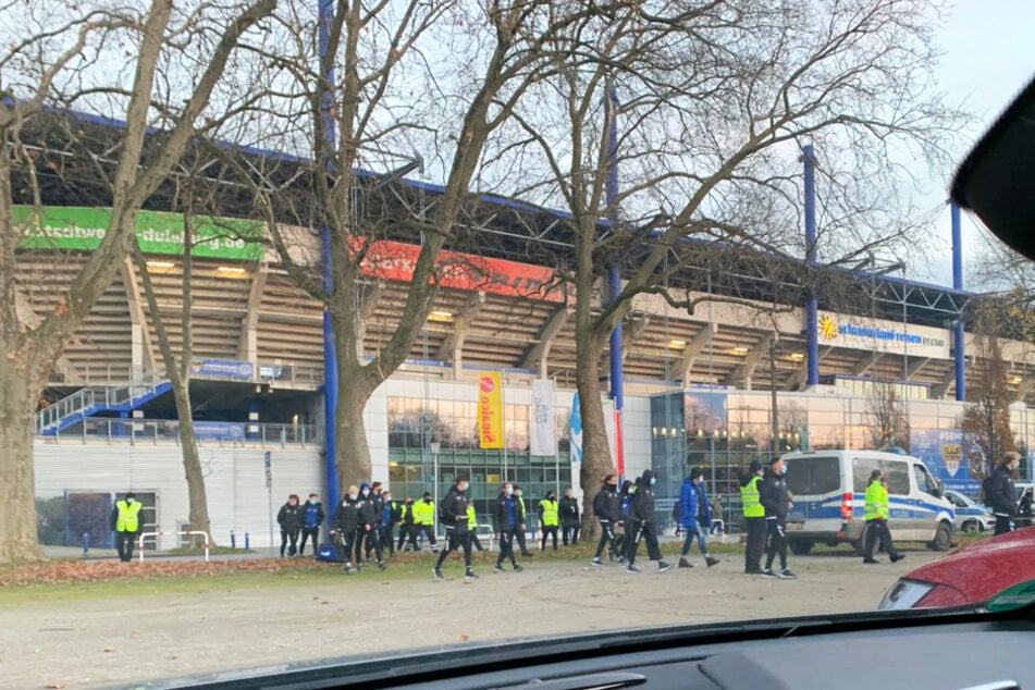 Die Spieler des MSV Duisburg wurden nach der Partie von Ordnern begleitet zu ihren Autos gebracht. Dabei mussten sie sich Pfiffe und "Pfui"-Rufe der Fans anhören.