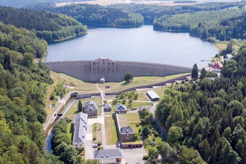 Blick auf die Talsperre Klingenberg und das dazugehörige Wasserwerk.