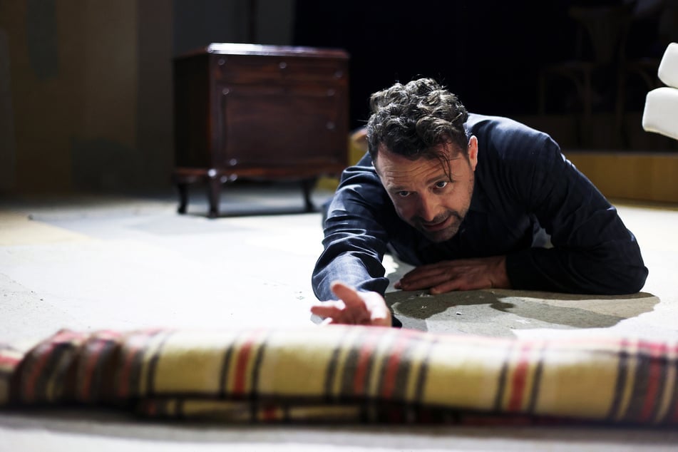 Das Monologstück "Schachnovelle" feierte Premiere am Theater Magdeburg.