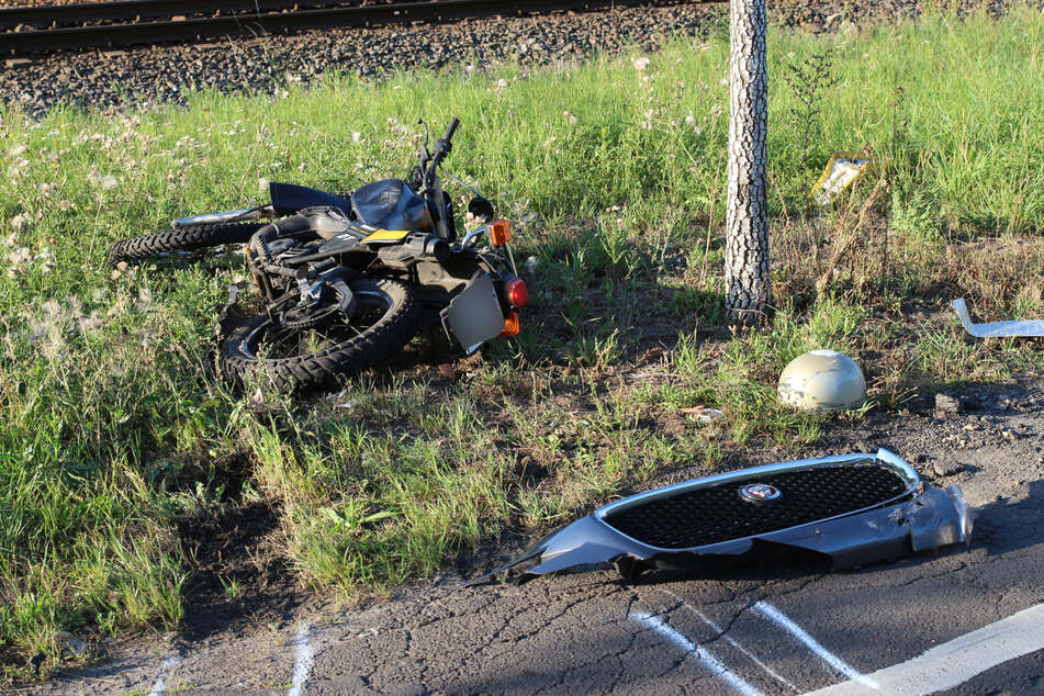 Der Motorradfahrer musste mit schweren Verletzungen ins Krankenhaus gebracht werden.