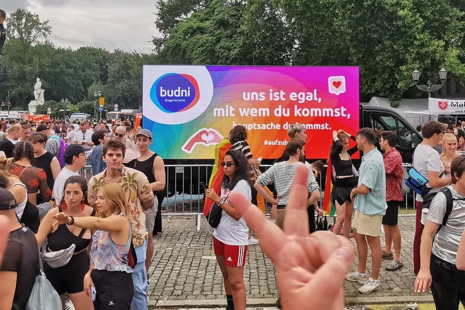 Ein budni-Plakat vom CSD 2024. Die Drogeriemarkt-Kette gilt als langjähriger Unterstützter der LGBTQIA+-Community.