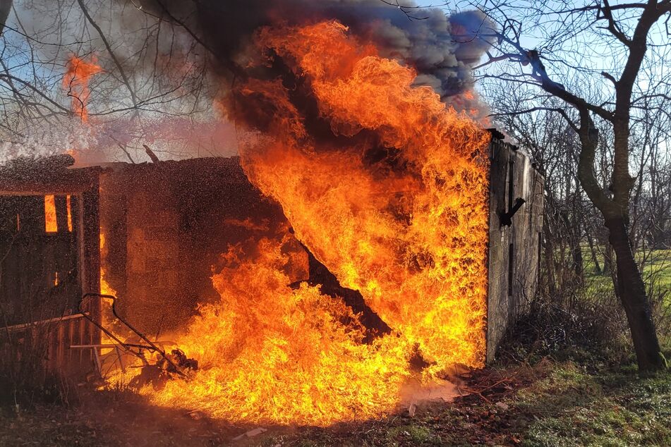 Flammen schlagen aus dem Tank mit mehreren Tausend Litern Öl.