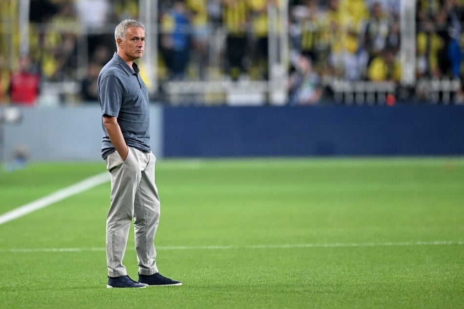 Am Rand: Fenerbahce-Trainer José Mourinho (61) guckt nach der Derby-Niederlage alles andere als zufrieden drein.