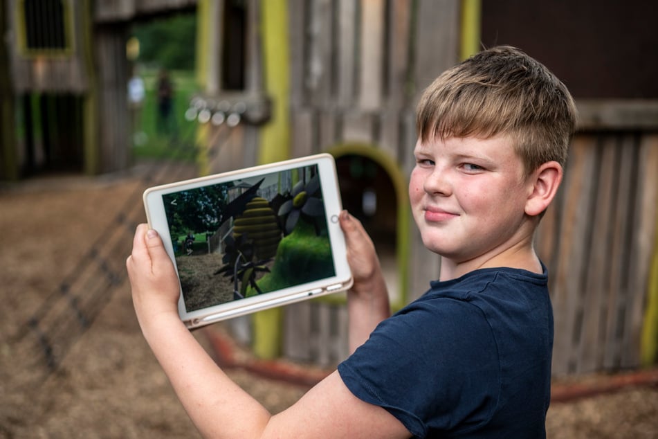 Linus S. (10) schaute sich die virtuelle Bienenwelt auf einem Tablet an, fand's klasse.
