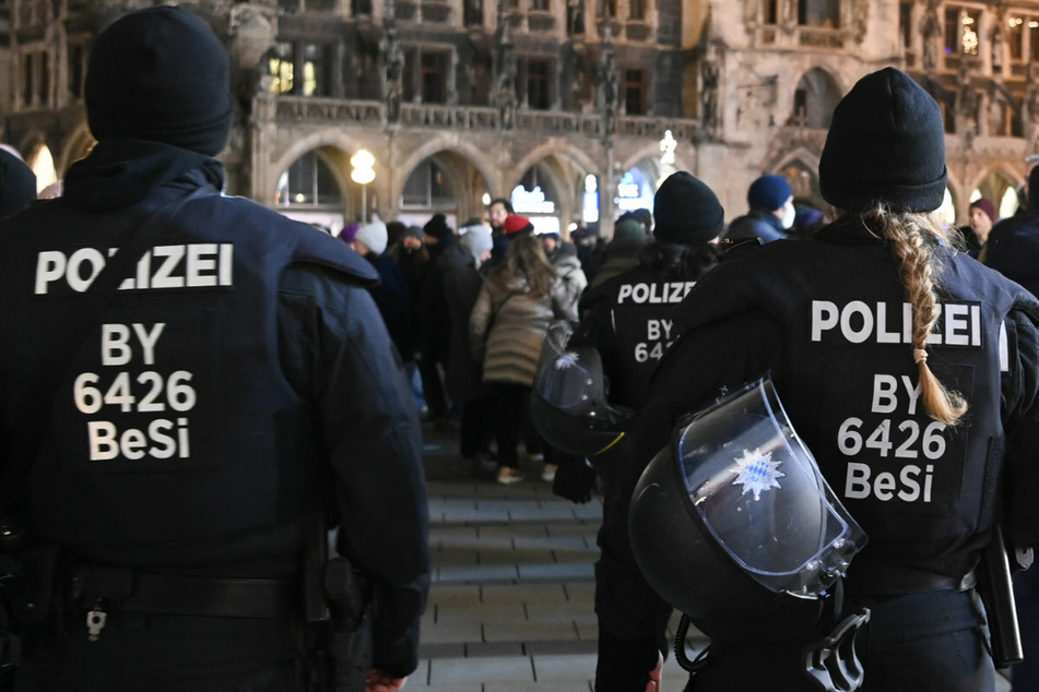 Bewaffnet auf "Spaziergang": Mehrere Demonstranten in München mit Messern unterwegs