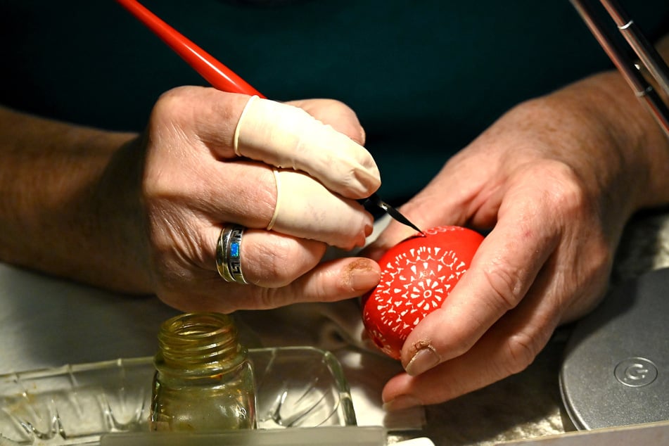 Die traditionelle sorbische Ätztechnik wird live auf dem Kunsthandwerk-Markt vorgeführt.