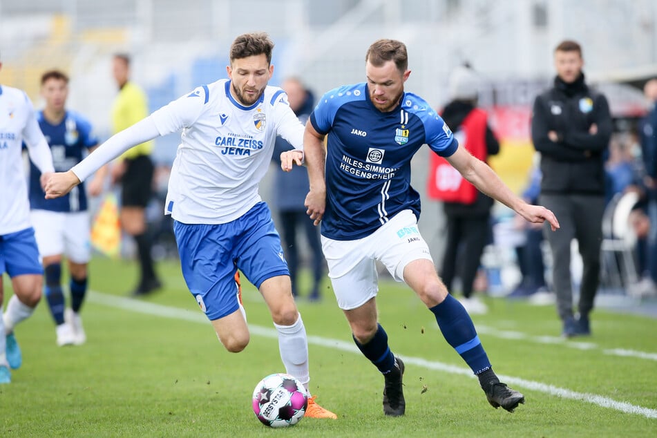 Matti Langer (Jena, links) und CFC-Mittelfeldspieler Tobias Müller im Zweikampf.