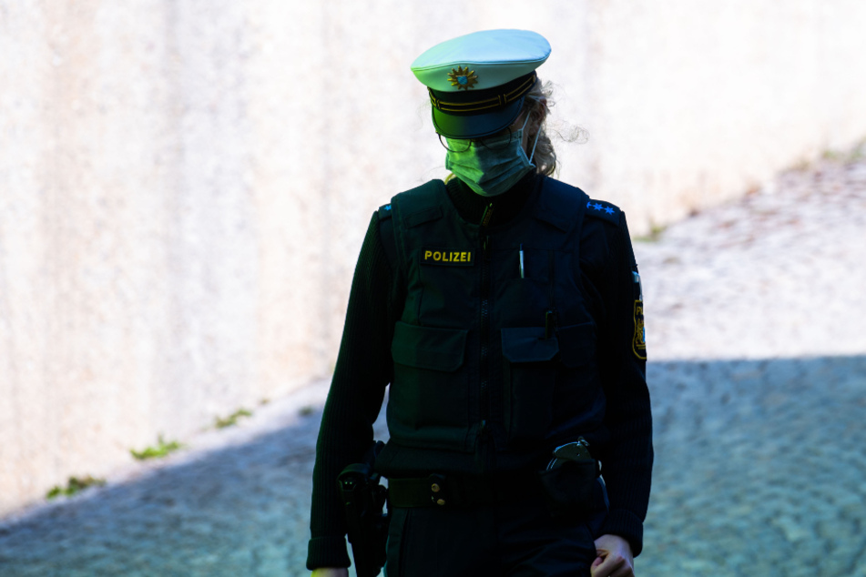 Eine bayerische Polizistin mit Mundschutz. (Symbolbild)