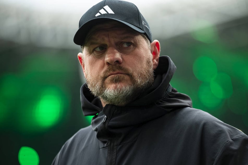 Steffen Baumgart (54) muss mit seiner Mannschaft schnell wieder in die Spur kommen, damit nicht doch noch einmal das Abstiegsgespenst durch die Alte Försterei geistert.