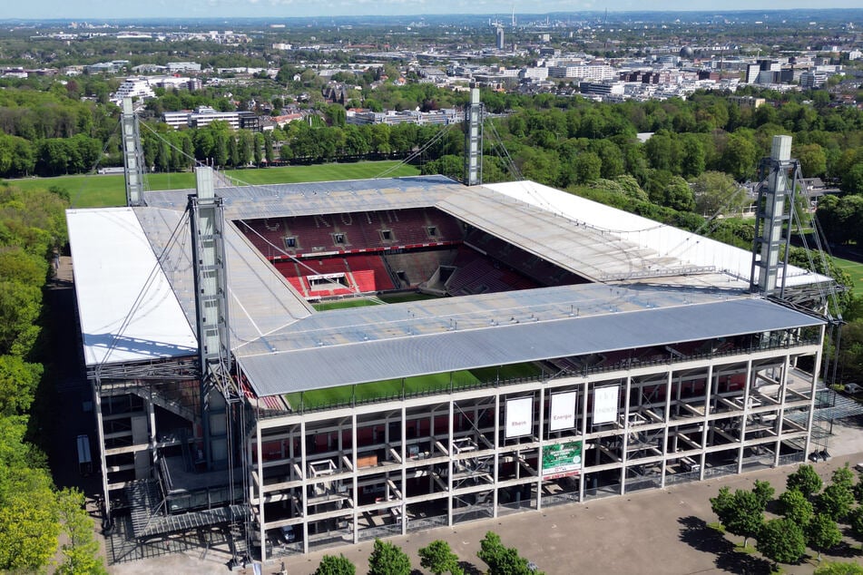 Der Vorfall ereignete sich bei den Aufräumarbeiten nach der Partie zwischen dem 1. FC Köln und Eintracht Frankfurt im RheinEnergie-Stadion.