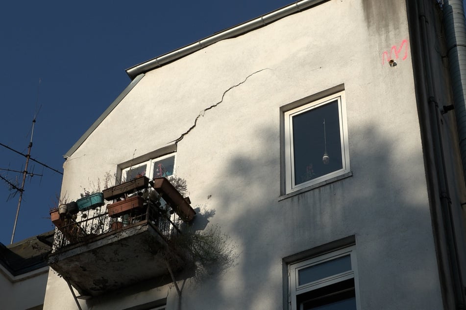 Wegen Rissen in der Fassade und der damit verbundenen Einsturzgefahr muss das Wohnhaus an der Holstenstraße 197 abgerissen werden.