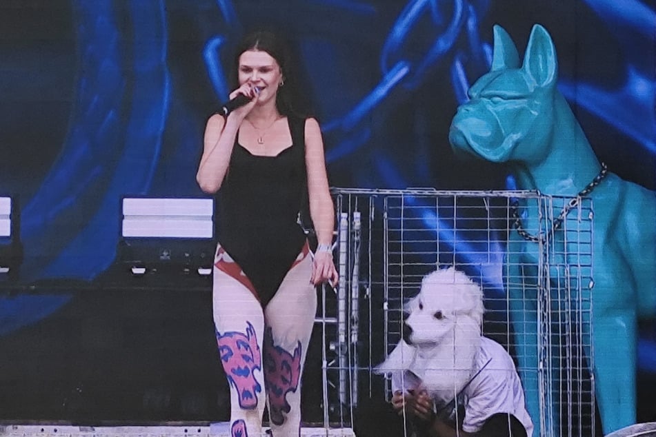 Rapperin Ikkimel trat am Sonntag auf dem Highfield auf. Einer ihrer glücklichen Fans durfte die Show aus ihrem berüchtigten Zwinger erleben.