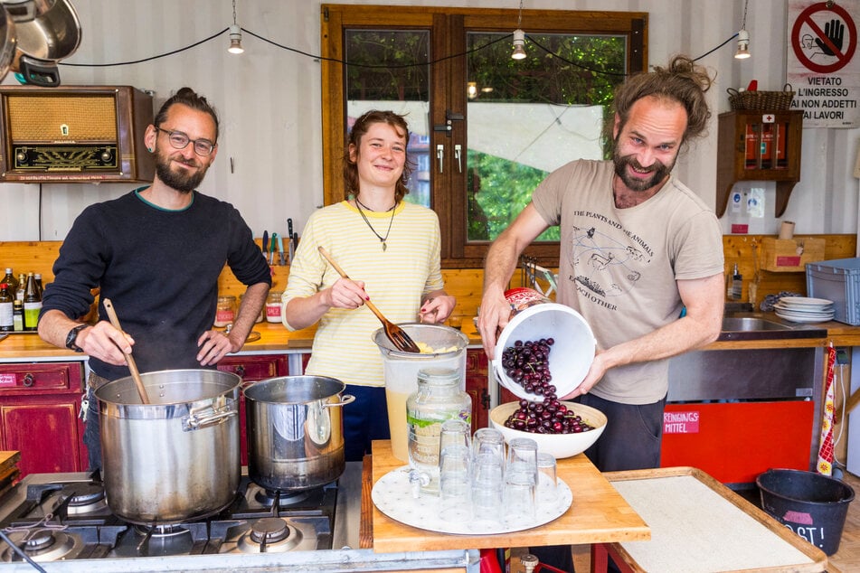Vorstandsmitglied Erik Miersch (38, l.), Mitarbeiterin Ruth (24) und "Alte Gärtnerei"-Chef Sebastian Kaiser (36) freuen sich schon auf das Vereinsfest Ende August.