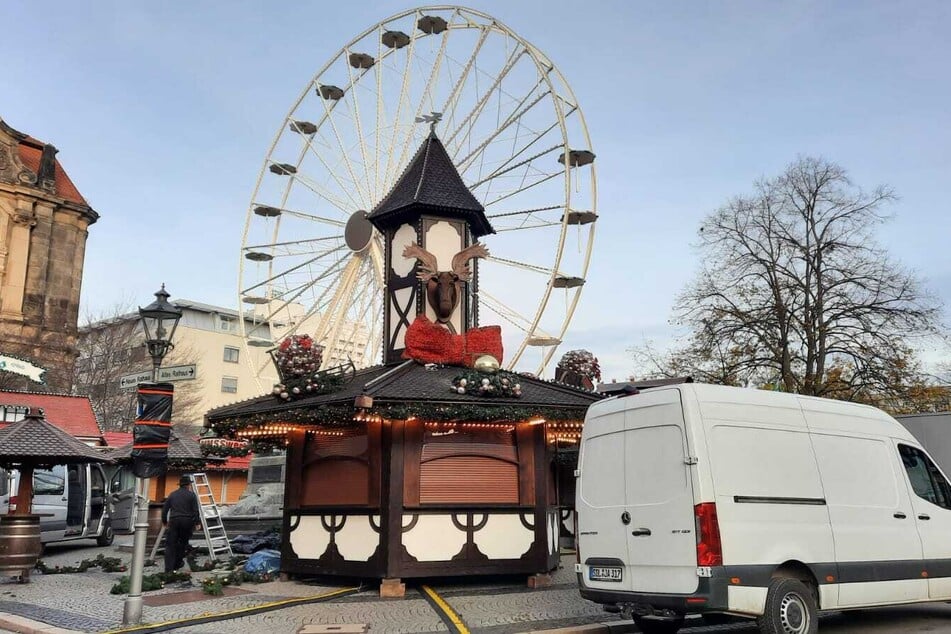Trotz der fehlenden Freigabe wurde der Weihnachtsmarkt weiter aufgebaut.