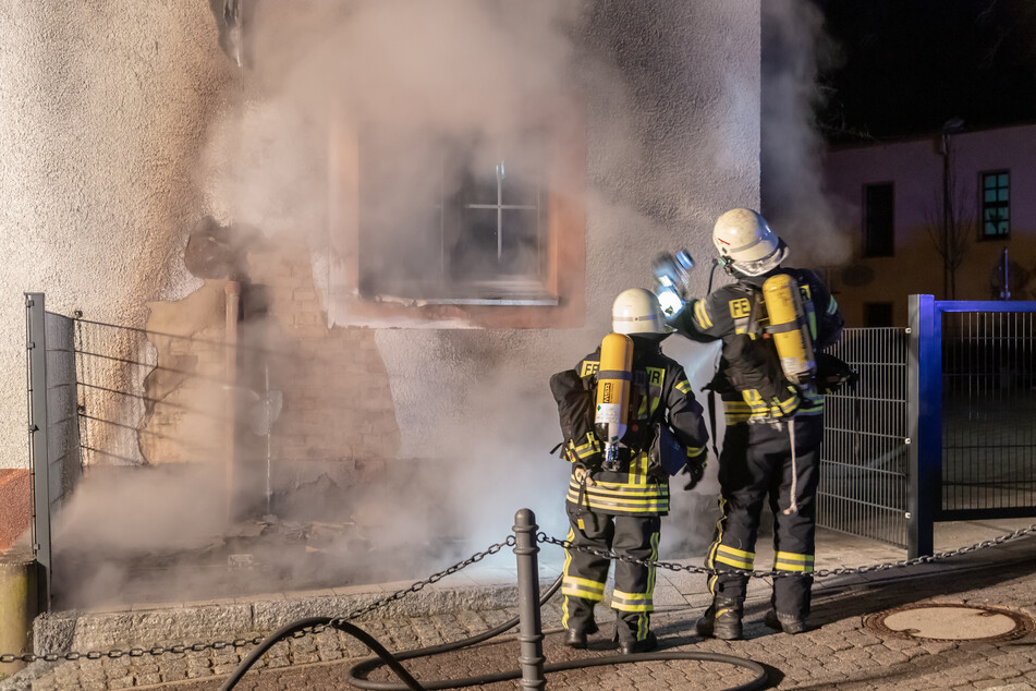 Brandstiftung? Flammen kommen Schulgebäude in Zwönitz gefährlich nahe