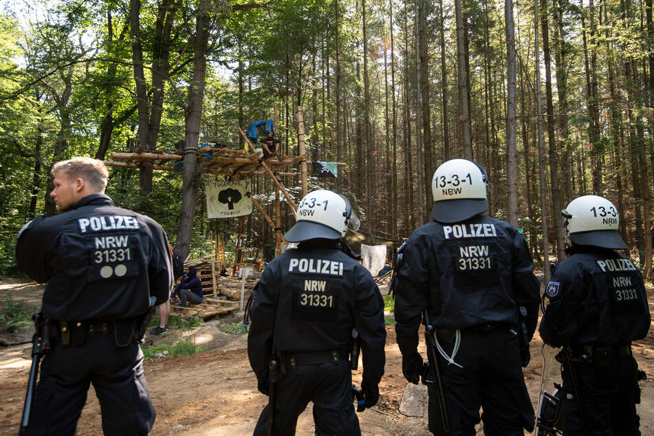 Polizisten beim Einsatz im Hambacher Forst.