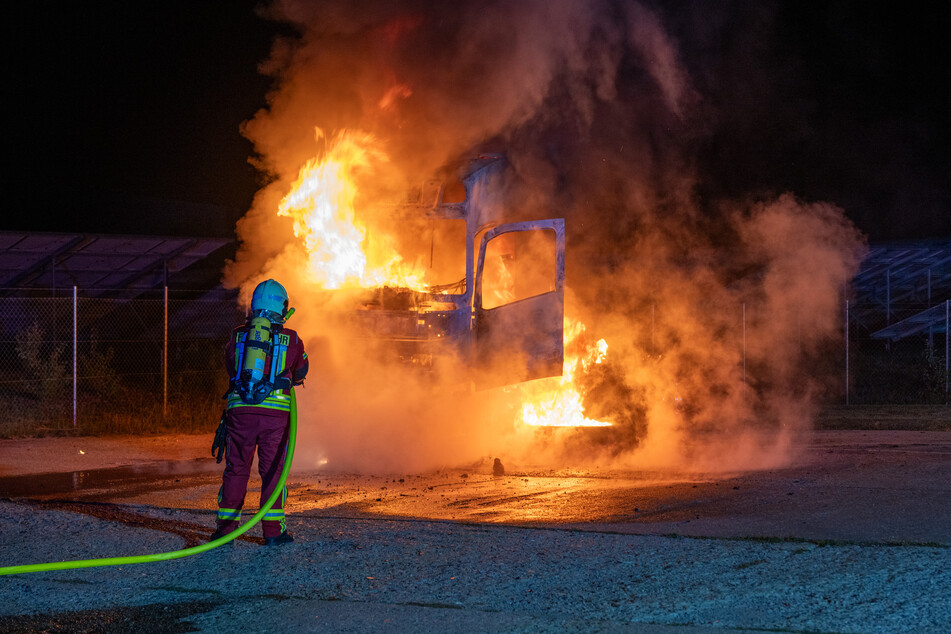 Die Feuerwehren waren schnell vor Ort, konnten den Lkw jedoch nicht mehr retten.