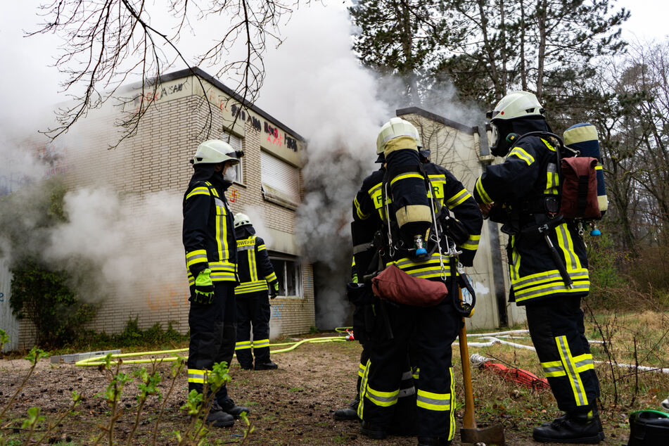 Als die Feuerwehr am Mittwochmorgen an der Brandstelle in Heusenstamm eintraf, drang heftiger Rauch aus dem Gebäude.