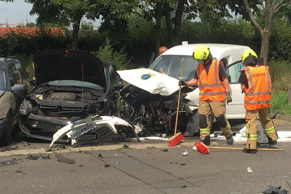 Mehrere parkende Autos erlitten ebenfalls einen großen Schaden.