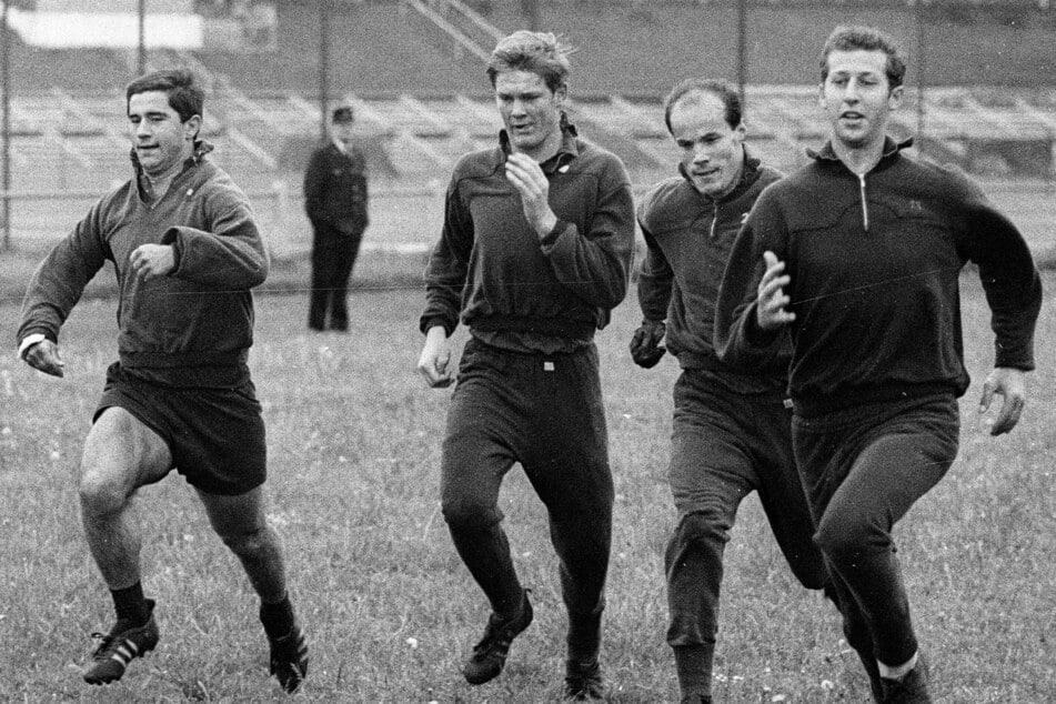 Rudolf "Rudi" Grosser (†80, r.) stand zwischen 1963 und 1967 unter anderem mit Gerd Müller (†75, l.) für den FC Bayern auf dem Feld.