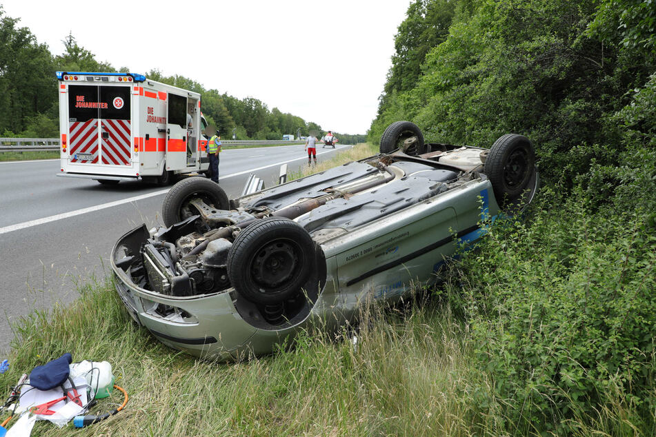 Schwerer Unfall auf der A4 bei Berbersdorf: Ein VW-Fahrer krachte gegen die Mittelleitplanke und landete anschließend auf dem Dach.