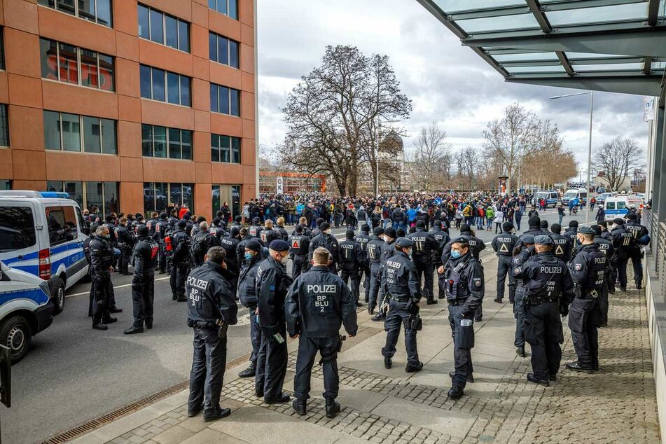 Am Samstag hatten Hunderte Demonstranten in Dresden gegen die Corona-Maßnahmen protestiert.