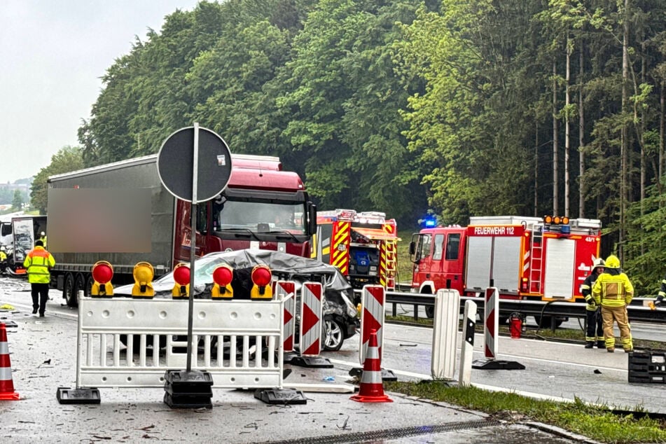 Die Autobahn musste stundenlang komplett gesperrt werden.