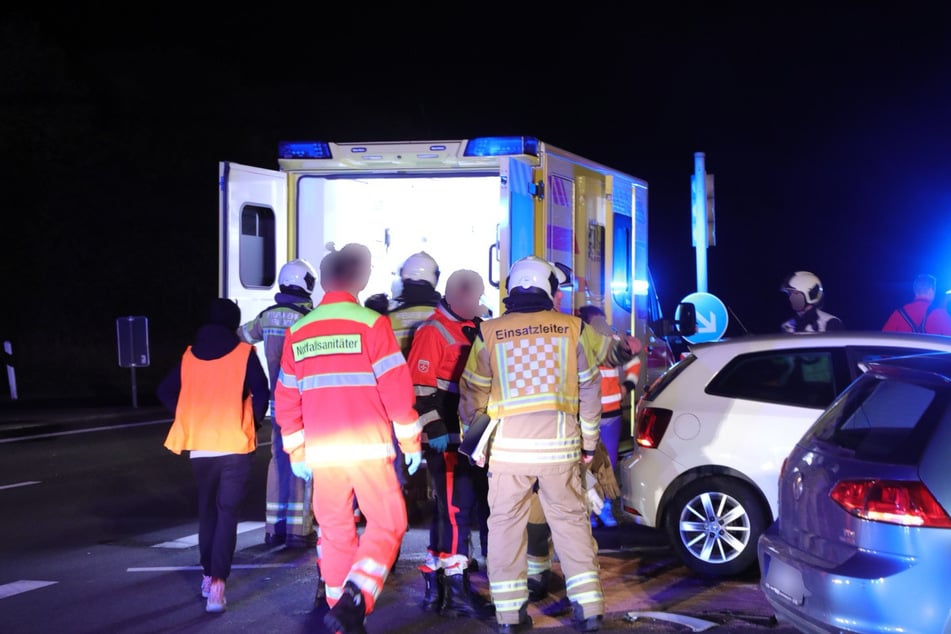 Mehrere Beteiligte mussten laut TAG24-Informationen vor Ort vom Rettungsdienst versorgt werden.