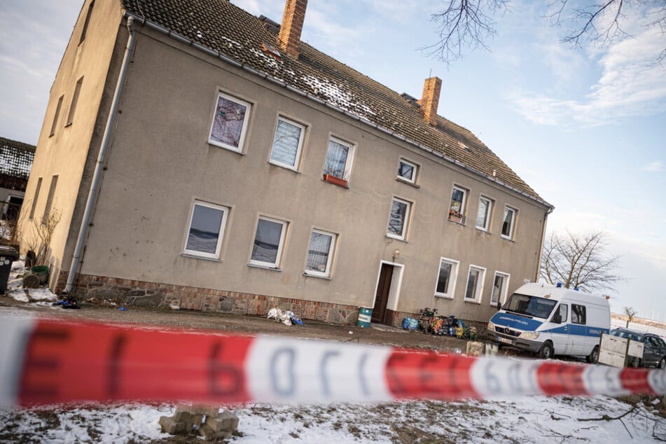 Die junge Frau sei von dem 27-Jährigen angegriffen worden, konnte aber in eine andere Wohnung des Hauses flüchten und sich so in Sicherheit bringen.