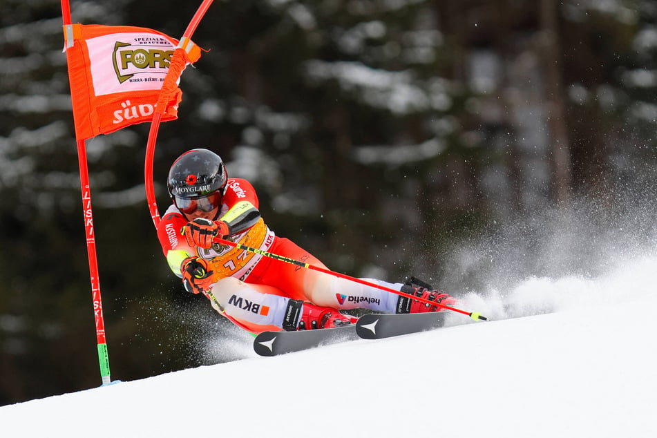 Gino Caviezel (32) stürzte als erster Fahrer im Super-G auf der "stelvio" schwer. Das Rennen ist unterbrochen.