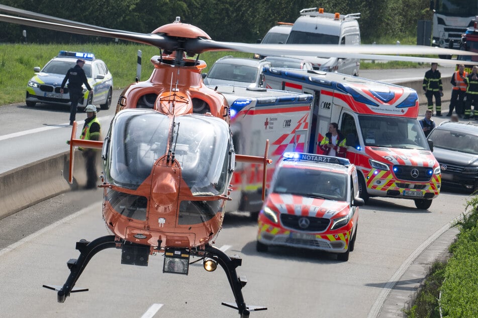 Autoreifen löst sich, schleudert in Baustelle: Zwei Männer verletzt