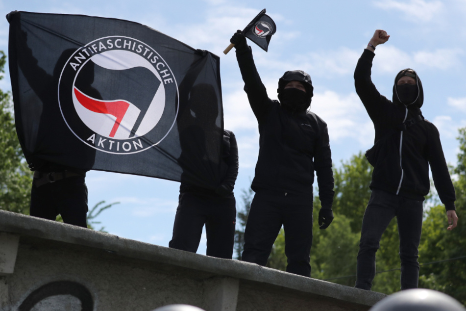 Hunderte Menschen aus der linken Szene hatten sich am Rathaus versammelt. (Symbolbild)