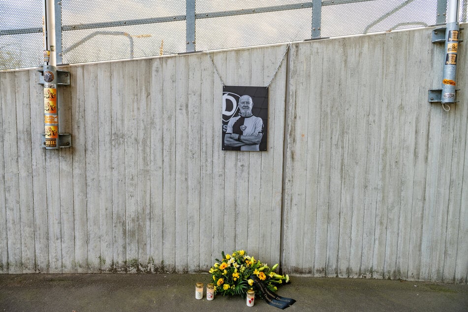 Der Klub richtete vor dem Stadion einen Gedenkort für Hansi Kreische (†78) ein.