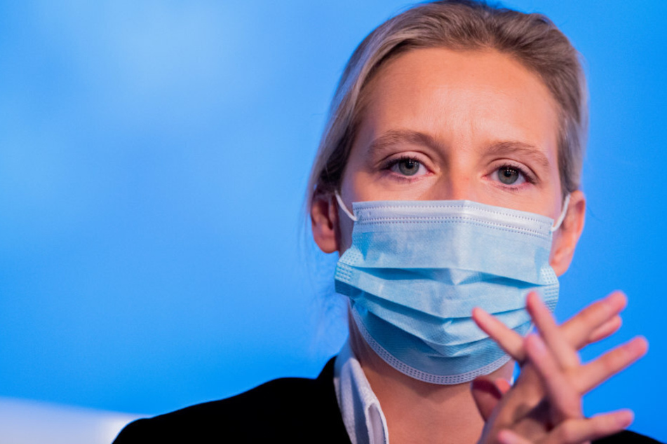 Alice Weidel (41), stellvertretende Bundessprecherin, desinfiziert sich die Hände beim Bundesparteitag der AfD.