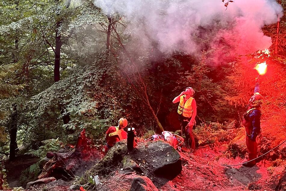 Die Helfer der Bergwacht machten mit einem roten Licht auf sich aufmerksam.