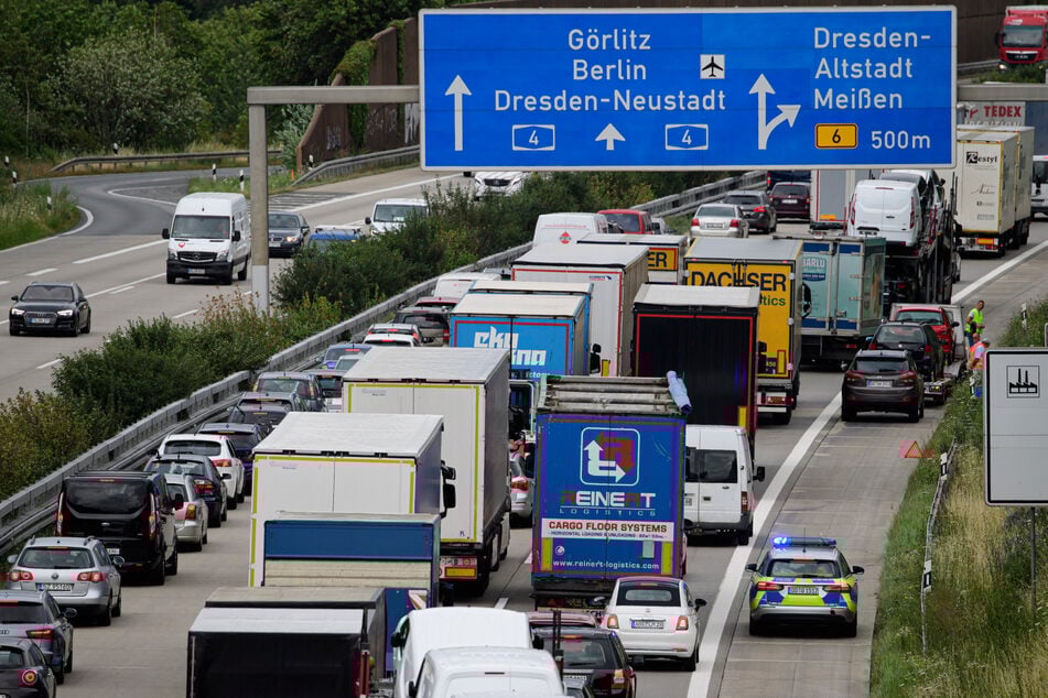 Stau voraus: Am Samstag beginnen in Sachsen die Sommerferien. Die A4 zwischen Dreieck Nossen und Dresden ist besonders staugefährdet.