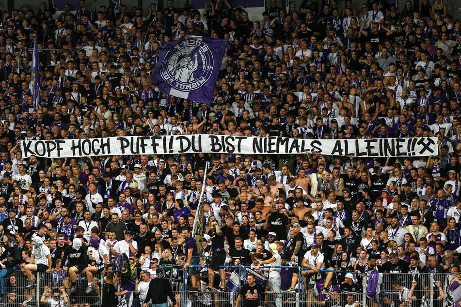 Von den Auer Fans gab es ein aufmunterndes Spruchband für ihren Stadionsprecher.