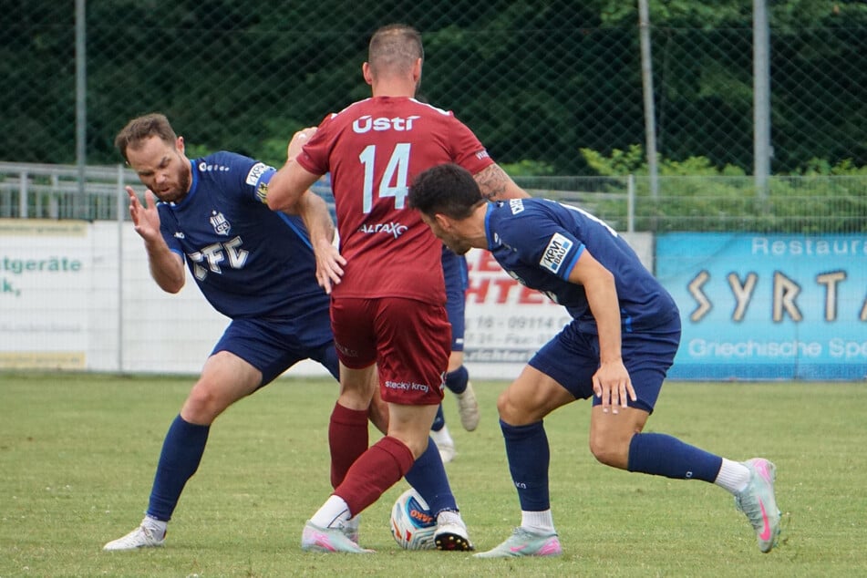 CFC-Kapitän Tobias Müller (l.) und Domenico Alberico (r.) attackieren Pavel Moulis, der in der 4. Minute das Siegtor für Usti nad Labem erzielte.