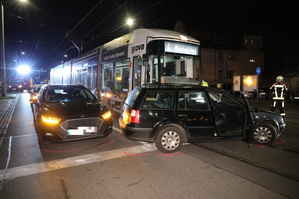 Eine DVB-Straßenbahn der Linie 4 hat einen VW Golf Kombi aufgegabelt.