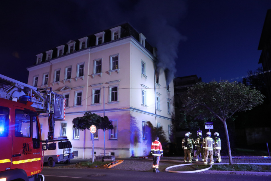 After a while, the flames spread from the apartment to the ceiling.