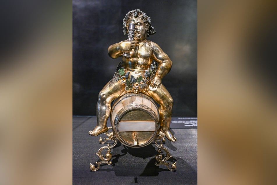 Bacchus auf einem Fass zeigt diese Trinkskulptur, entstanden zwischen 1590 und 1602 in Nürnberg.