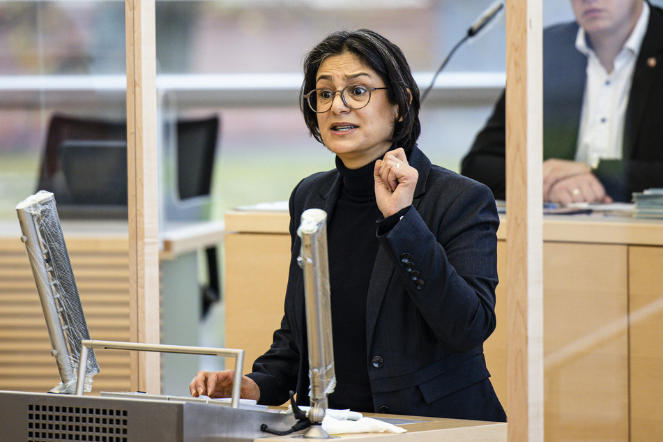 Die SPD-Landesvorsitzende von Schleswig-Holstein, Serpil Midyatli (45), spricht im Landtag.